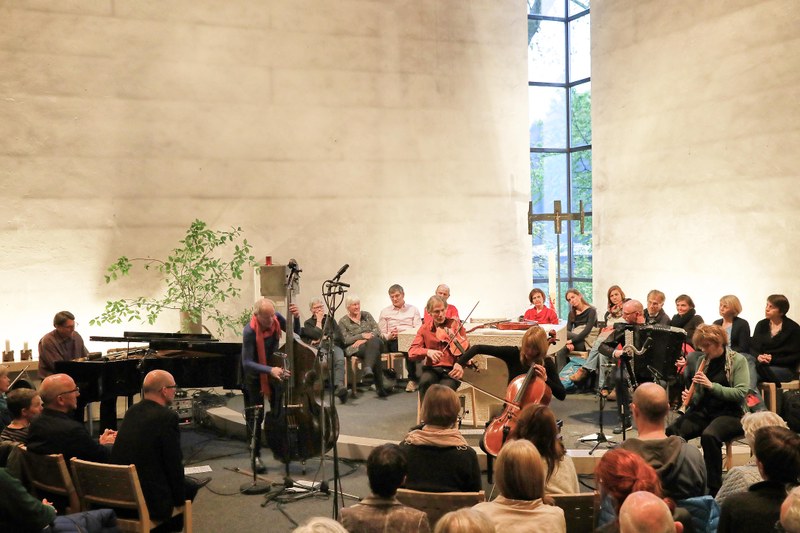 Seit den ersten Tagen der Utopie 2003 verbinden die Masterminds Hans-Joachim Gögl und Josef Kittinger (links im Bild) dieser alle zwei Jahre stattfindenden Reihe die vorgestellten Zukunftsbilder mit Neuer Musik. (alle Fotos: Anja Köhler)