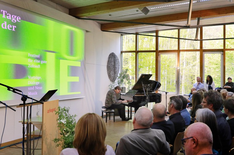 Musik Präludium: Peter Madsen am Klavier