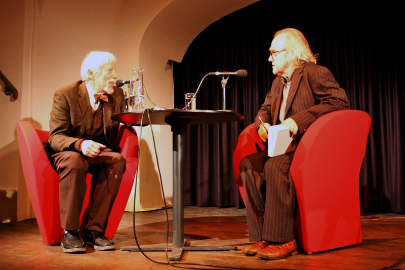 Jan Assmann und Michael Köhlmeier sind sich einig, dass Religionen auch zum Frieden beitragen können, wenn der Sprache der Gewalt und den gewalttätigen Kräften eben jene Bilder des Friedens, der Liebe und der Nächstenliebe entgegengesetzt werden, die in diesen Religionen auch enthalten sind.