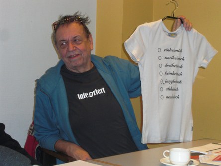 Gut integriert: Ulrich Gabriel mit einem der T-Shirts zum Thema