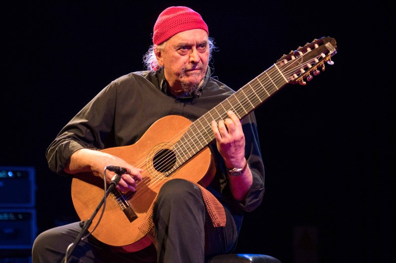 Der Brasilianer Egbert Gismonti hat längst den Status einer Legende erreicht, nicht nur auf seiner 10-saitigen Gitarre (Foto: Stefan Hauer)