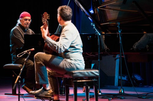 Auch die Kombination mit dem Maestro am Flügel und Murray an der Gitarre erwies sich als ausgesprochen spannend (Foto: Stefan Hauer)