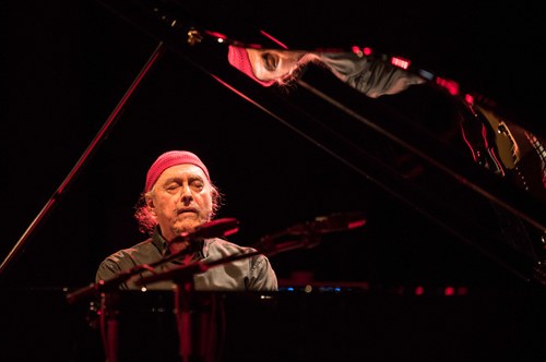 Am Steinway begann Gismonti mit einer Komposition des von ihm hochverehrten Heitor Villa-Lobos, ehe er sich immer mehr in einen wahren Spielrausch hineinsteigerte (Foto: Stefan Hauer)