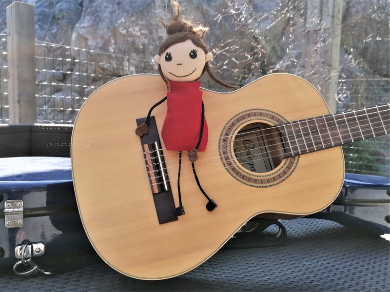 Gitaline nimmt Kinder beim Konzert in Bludesch mit auf einen musikalischen Herbstspaziergang. (Foto: Angela Mair)