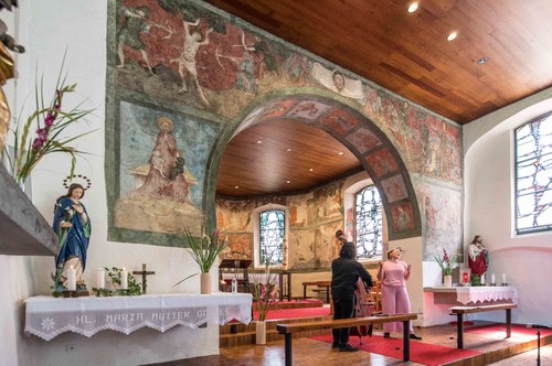 Die Kirche Reuthe bot einen wundervollen Rahmen für das Duo-Konzert der finnischen Sängerin Josefiina Vannesluoma und des costa-ricanischen Kontrabassisten Kenneth Jimenez (Foto: Stefan Hauer)