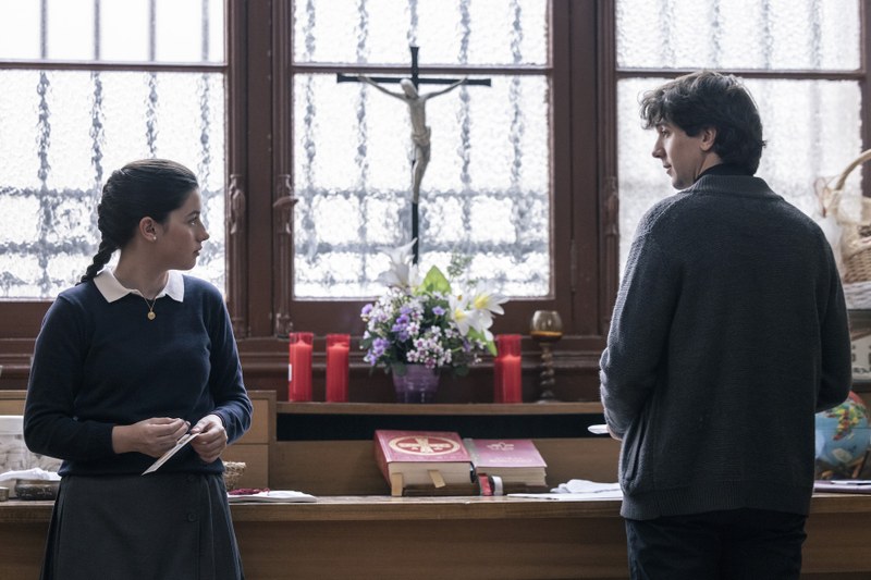 Ainara (Blanca Soroa) an der Seite ihres jungen Vertrauenslehrers und Priesters. (Foto: David Herranz/Polyfilm)