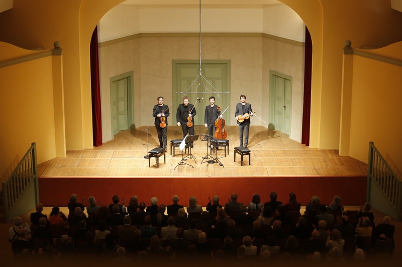 Vier Instrumente von Antonio Stradivari auf der Bühne des Markus-Sittikus-Saales in Hohenems (Foto: Schubertiade)