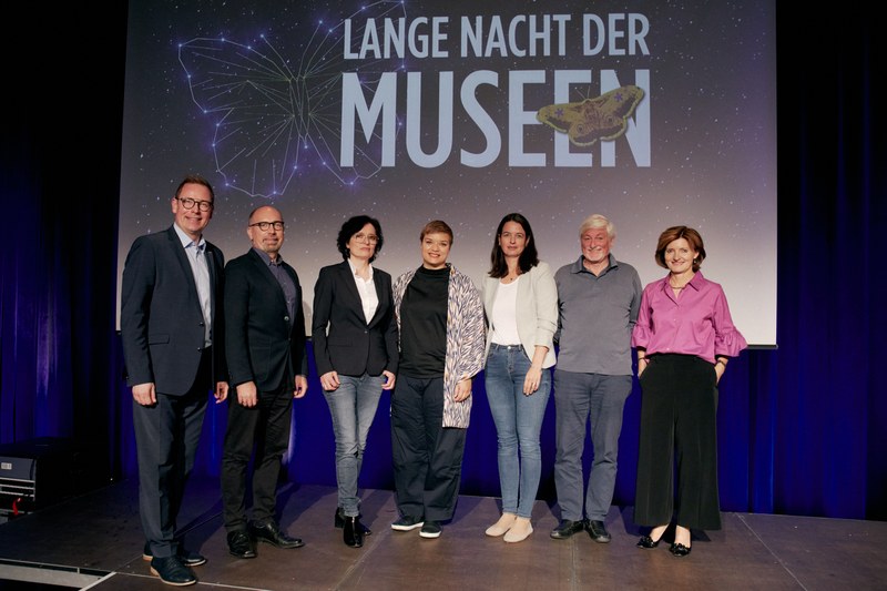 Programm-Präsentation der ORF-Lange Nacht der Museen in Dornbirn: Markus Klement (ORF-Landesdirektor), Christian Marold (Radio-Liechtenstein-Geschäftsführer), Mag. Maria Rose Steurer-Lang (Juppenwerkstatt Riefensberg), Dr. Anika Reichwald (Jüdisches Museum), Hanna Reiner (stv. Chefredaktion VN), Dr. Klaus Fessler („Stadtspuren. Industrie und Wandel“, Dornbirn Stadtarchiv) und Jasmin Ölz-Barnay (ORF-Kulturkoordinatorin) © ORF Vorarlberg