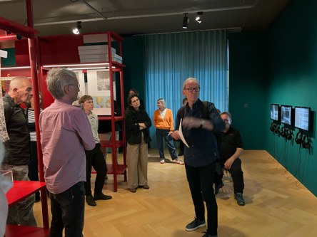 Historiker Hans Fässler bei der Führung im Textilmuseum