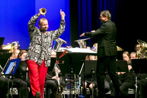 Hatten offensichtlich Spass auf der Bühne:  Dirigent Markus Lins und Solist Thomas Gansch (Foto: Dietmar Mathis)