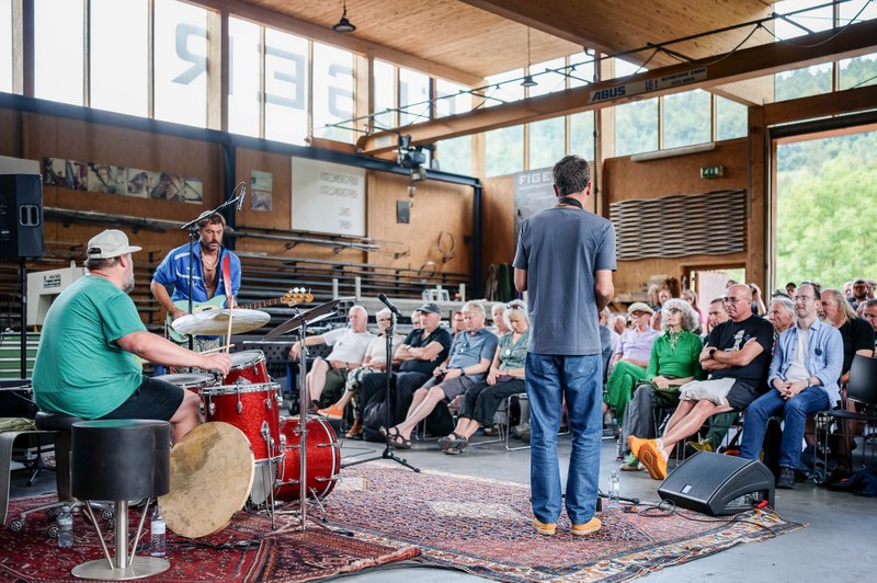 In der Kunstschmiede Figer begeisterten Saxophonist José Lencastre, Drummer Kresten Osgood und E-Bassist João Hasselberg mit einem risikofreudigen und witzigen Impro-Konzert (Foto: Stefan Hauer)
