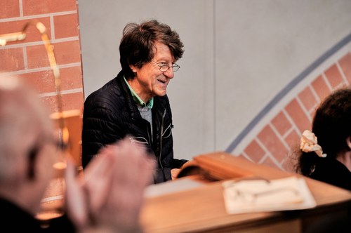 Helmut Binder findet mit seiner langjährigen Erfahrung, seinem guten Geschmack und stilistischen Gespür gerade an dieser fast einhundertjährigen Behmann-Orgel stets die besonderen Klangfarben und in der Balance zum Chor. (Foto: Victor Marin)