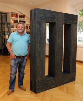Herbert Meusburger mit einer Skulptur 2019 im Robert Musil Museum Klagenfurt im Rahmen des Projektes "For Forrest"