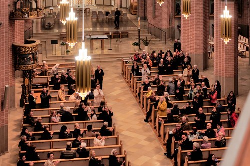 Auch in Herz Jesu erklingt der Chor von der Empore und die zuletzt erfolgte Reduzierung des überlangen Nachhalls durch den Einbau von Akustikelementen in der Kirche macht sich sehr positiv in einem klaren, gut verständlichen Klangbild bemerkbar. (Foto: Victor Marin)