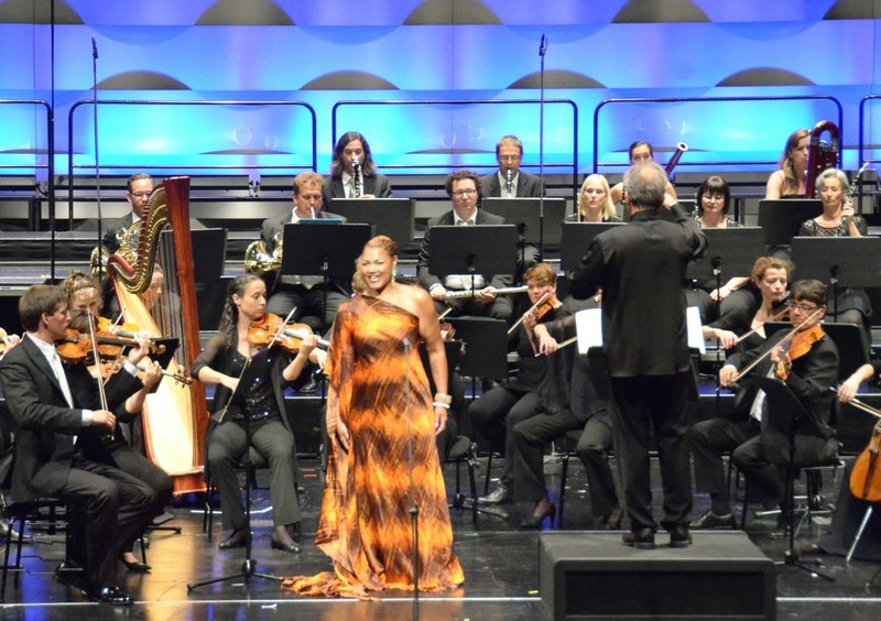Die kanadische Sopranistin Measha Brueggergosman stand mit ihrer großen Gestaltungskraft im Mittelpunkt der Festspielmatinee mit dem Symphonieorchester Vorarlberg unter der Leitung von Gérard Korsten.