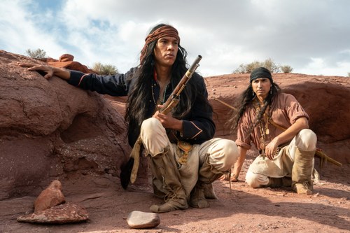 Owen Crow Shoe (Pionsenay) und Tatanka Means (Taklishim) beobachten argwöhnisch die Ankunft der weißen Siedler. (Foto: Tobis)