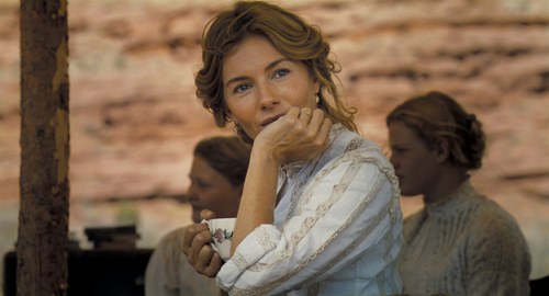 Tapfere Witwe: Francis Kittredge (Sienna Miller) überlebt den Angriff der Apachen. (Foto: Tobis)