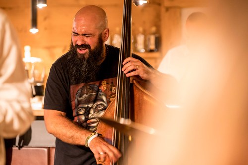 Reza Askari zählt zu den gefragtesten Bassisten Deutschlands ... (Foto: Stefan Hauer)