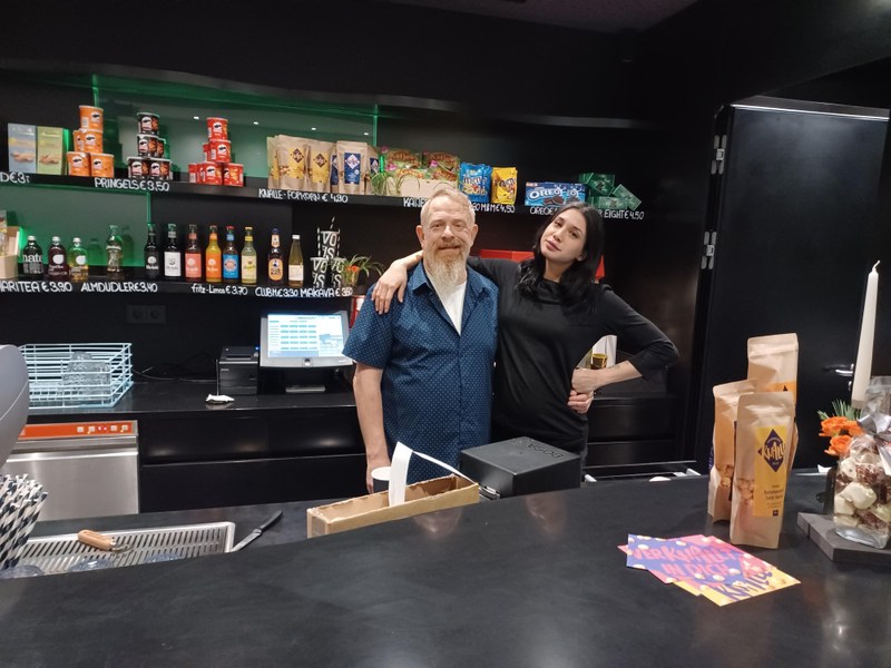 Filmvorführer Alexander Ilg und Managerin Felicia Arnold