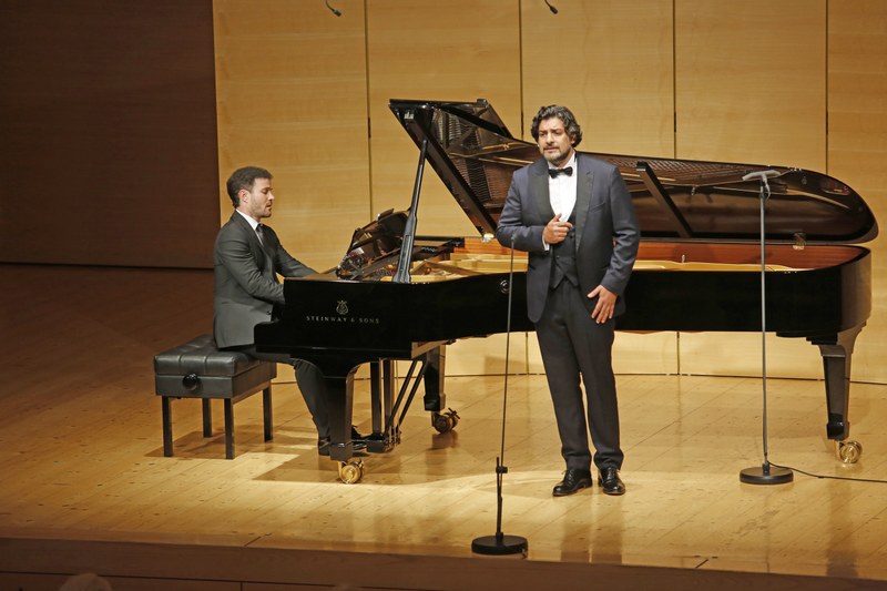 Der Tenor Ilker Arcayürek, begleitet von dem absolut verlässlichen Pianisten Ammiel Bushakevitz, findet im letzten Drittel des Zyklus zu traumhaften, unangestrengten hohen Pianotönen. (Foto: Schubertiade Schwarzenberg)