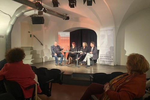 Auf dem Podium: Rechtsextremismusexperte Franz Valandro, die Leiterin des Vorarlberger Amtes für Verfassungsschutz, Uta Bachmann, die Buchautorin und Journalistin Rebekka Moser und Obmann der Malin-Gesellschaft Johannes Spies.