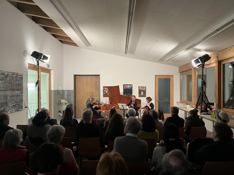 Das schöne Ambiente in der Malerwerkstatt von Fetz Color in Alberschwende, die Musik und die Gespräche begeisterten die Zuhörenden. (Fotos: Veronika Fetz)