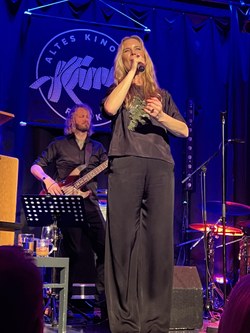Sie sang Covers aus dem aktuellen Album „Always On My Mind" und eine Art „Best of". (Foto: Peter Füßl)