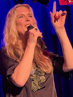 Bestens gelaunt suchte Rebekka Bakken die Kommunikation mit dem Publikum, erzählte Geschichten und zelebrierte den in Wien erlernten Schmäh. (Foto: Peter Füßl)