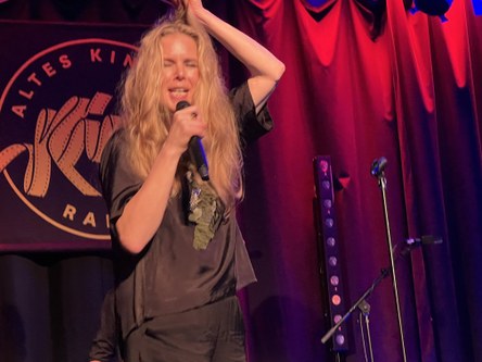 „Powder Room Collapse" - ein wundervoll ironischer Song über Haar- und Make-up-Desaster im Schminkraum, der sich in bald 15 Jahren zum Dauerbrenner entwickelt hat. (Foto: Peter Füßl)