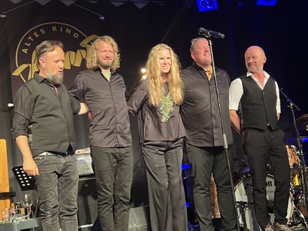Die Sängerin umrahmt von ihrer grandiosen Band: Keyboarder/Pianist Jørn Øien, Bassist Even Ormestad, Gitarrist Tommy Kristiansen und Drummer Rune Arnesen. (Foto: Peter Füßl)