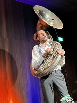 Johannes Bär - der Riese am riesigen Sousaphone (Foto: Peter Füßl)