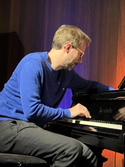 David Helbock begnügt sich längst nicht nur mehr mit der Tastatur, sondern zaubert auch ganz spezielle Sounds direkt aus den Saiten (Foto: Peter Füßl)
