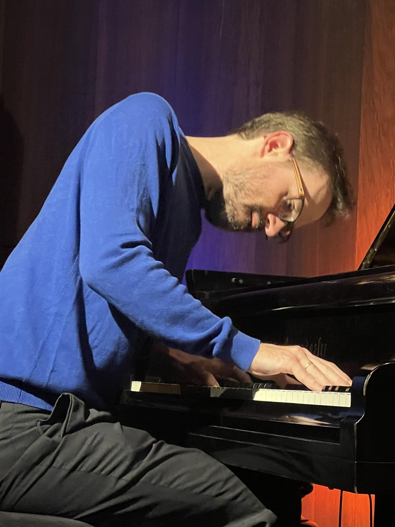 David Helbock schuf für sein originelles Trio Random/Control faszinierende Eigenkompositionen und Arrangements bekannter Stücke, brillierte aber auch an den Tasten (Foto: Peter Füßl)