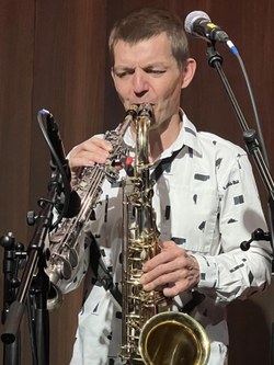 Andreas Broger spielte manchmal auch zwei Instrumente gleichzeitig (Foto: Peter Füßl)