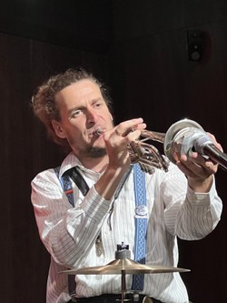 Als wahrer Multinstrumentalist lieferte Bär auch Großartiges auf Trompete, Flügelhorn, Tuba, Didgeridoo ... (Foto: Peter Füßl)