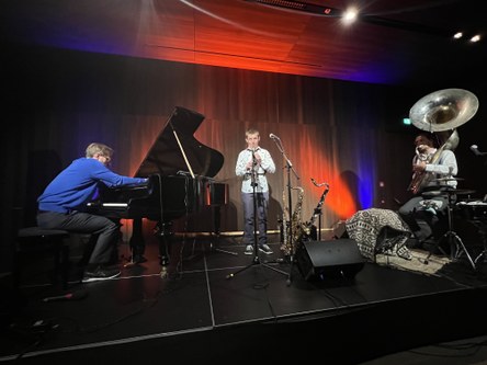 David Helbock's Random/Control bewies beim 15 Jahre-Jubiläumskonzert eindrucksvoll, dass wirklich guter Wein auch in alten Schläuchen immer besser wird (Foto: Peter Füßl)