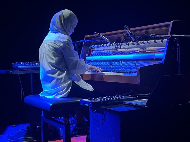 Die junge Istanbuler Komponistin und Pianistin Büşra Kayıkçı am Una-Corda-Piano, das auch als präpariertes Klavier funktioniert und über unterschiedliche Klangebenen verfügt (Foto: Peter Füßl)
