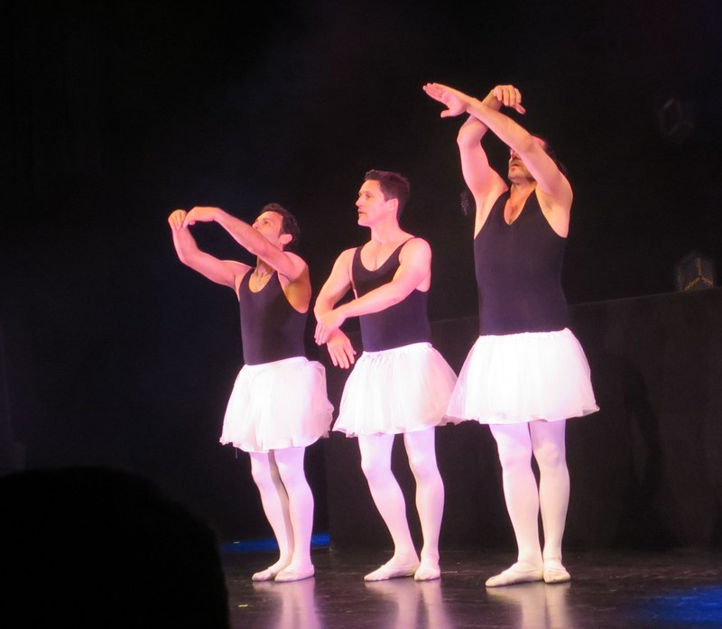 Der Beginn ist Starbugs-klassisch – mit Ballett und der berühmten halbhohen schwarzen Wand, hinter der immer so viel verborgen ist.