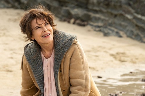 Die 74-jährige Fanny Ardant spielt beeindruckend die verliebte und von Unsicherheit geplagte Großmutter. 