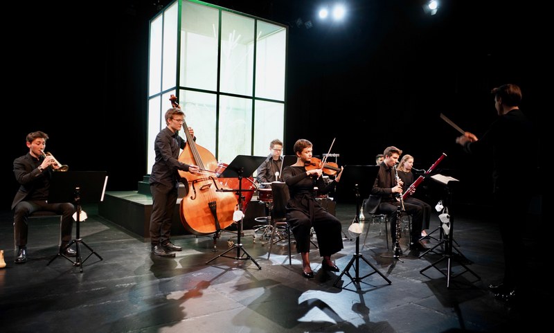 Die neu gegründete "Camerata Musica Reno" wurde bei ihrem Debüt im Theater Kosmos mit Strawinskys "Geschichte vom Soldaten" vom begeisterten Publikum herzlich gefeiert.