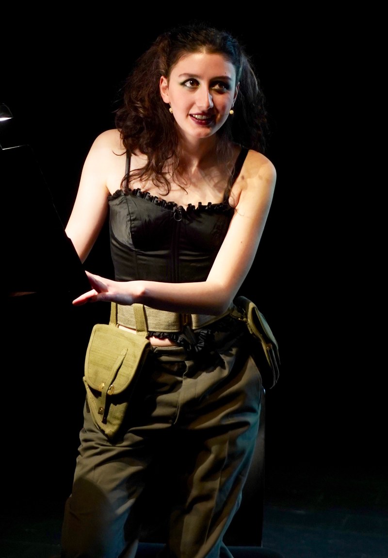 Die Schauspielerin Mariam Avaliani erzählte die auf russischen Volksmärchen beruhende Geschichte mit packender Körperspannung.