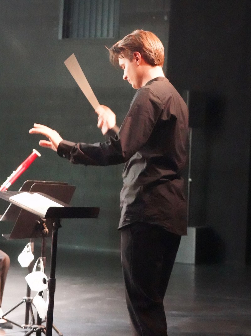Der angehende Dirigent Tobias Grabher gründete das Kammerorchester und stellte sich als elegant agierender Dirigent vor.