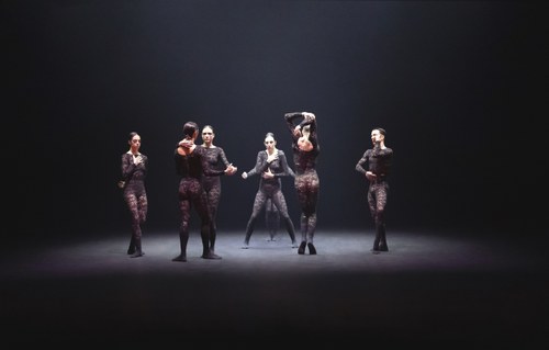 Zeitgenössischen Tanz und Clubkultur verbinden die israelische Choreographin Sharon Eyal und ihr Partner Gai Behar in „Into The Hairy". Der Soundtrack stammt vom walisischen Electronics-Spezialisten Koreless. (Foto: Katerina Jebb)