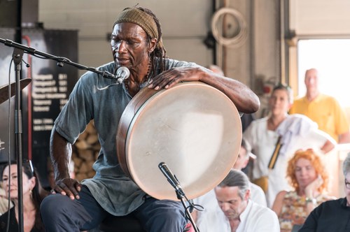 Der grandiose Drummer Hamid Drake verwandelte die Remise an der Rahmentrommel kurz einmal in ein schamanistisches Zentrum (Foto: Stefan Hauer)