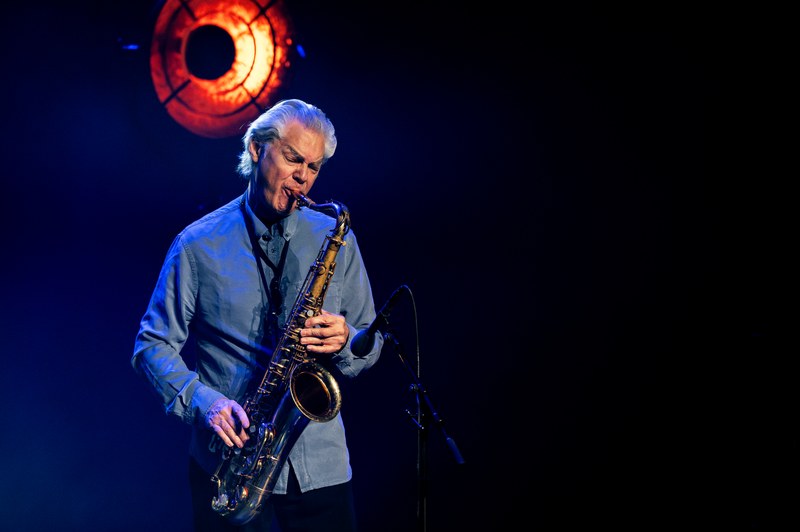 Jan Garbarek begeisterte das Publikum beim Trans4JAZZ-Festival in Ravensburg im ausverkauften Konzerthaus. Auch mit 77 Jahren erwies sich der Norweger als quicklebendige Legende, die das Publikum zu begeistern weiß (Foto: Hans-Jürgen Bürkle)