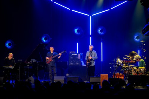 Rainer Brüninghaus, Yuri Daniel, Jan Garbarek und Trilok Gurtu – bestens aufeinander eingespielt und stilistisch breitgefächert überzeugte man nicht nur mit einem exzellenten Band-Sound, sondern auch mit herausragenden Soli (Foto: Hans-Jürgen Bürkle)
