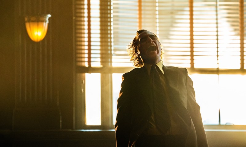 Verteidigt sich im Gerichtssaal selbst: Joaquin Phoenix als krankhaft hysterischer Joker. (Foto: Warner)