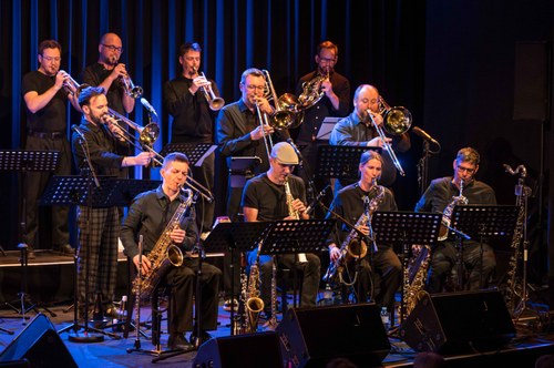 Herbst 2025/Frühjahr 2026 wird das Jazzorchester im Rahmen seines 20-Jahre-Jubiläums zehn Auftritte als Stageband des legendären Wiener Jazzclubs Porgy & Bess und vier Konzert am Spielboden absolvieren (Foto: Stefan Hauer)