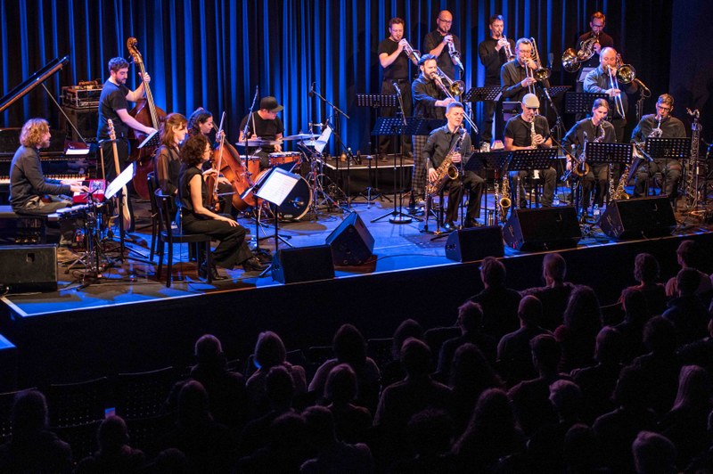 JOV & Strings in Top-Form: Benny Omerzell (piano, keyboards); Tobias Vedovelli (bass); Christian Eberle (drums); Phoebe Violet (violin), Emily Stewart (viola), Anna Sterzinger (cello); Andreas Broger, Martin Franz, Isabella Lingg, Klaus Peter (reeds); Phil Yaeger, Jan Ströhle, Thomas Halfer (trombones); Martin Eberle, Bartholomäus Natter, Anton Meusburger (trumpets); Christoph Ellensohn (french horn) (Foto: Stefan Hauer)