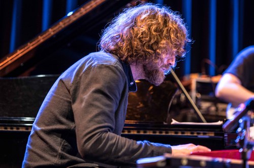 Pianist Benny Omerzell liefert nicht nur hervorragende Soli, sonder ist mit seiner unglaublich versierten Keyboard-Arbeit für das Klangbild des Orchesters von grundlegender Bedeutung (Foto: Stefan Hauer)